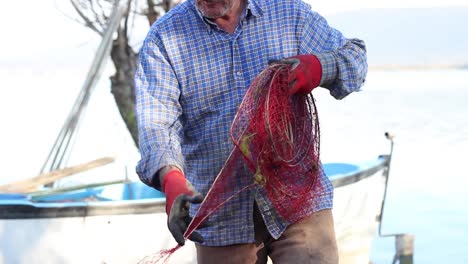 el pescador está reparando la red de pesca 3