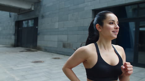 Portrait-of-smiling-woman-running