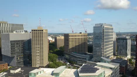 Establishing-Shot-of-Downtown-Cambridge,-Massachusetts-on-Summer-Day