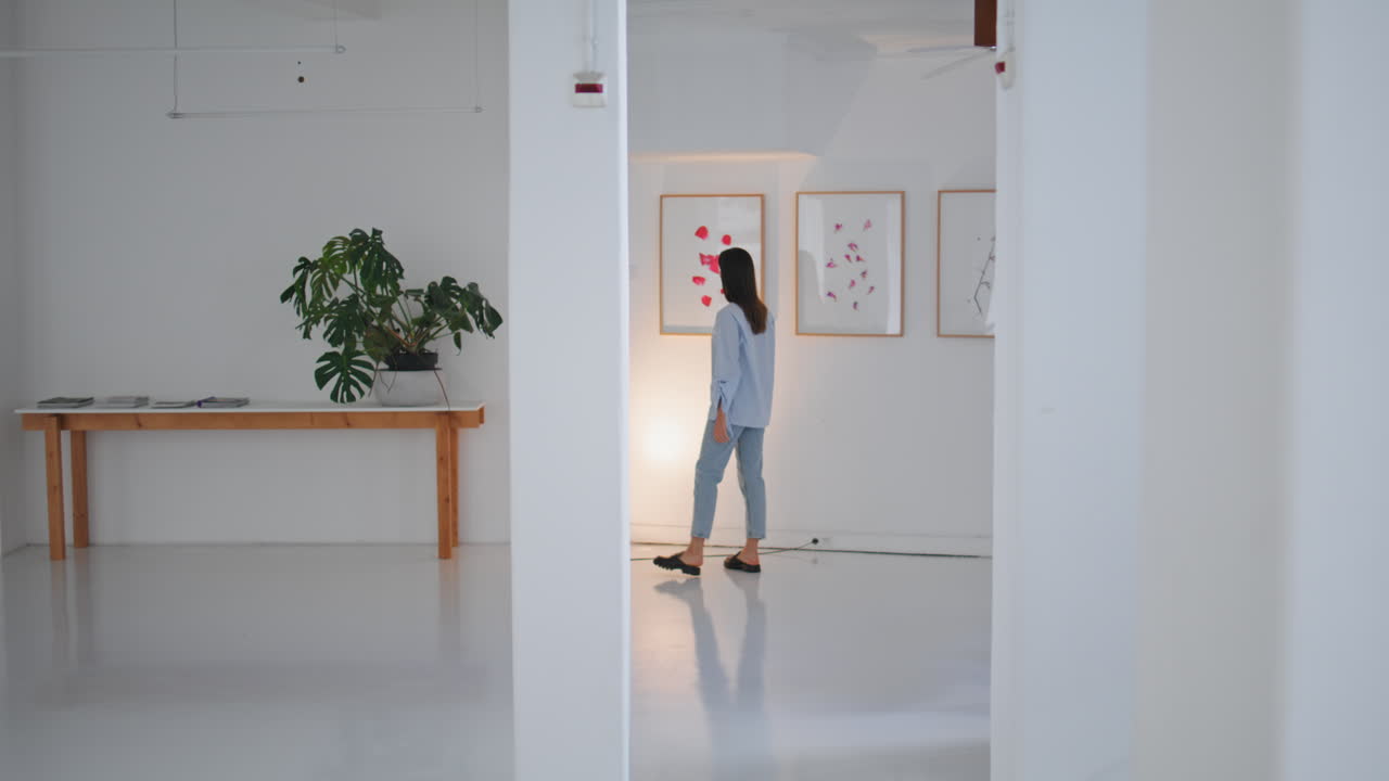 visitante de la galería mirando pinturas el fin de semana. mujer caminando museo contemporáneo