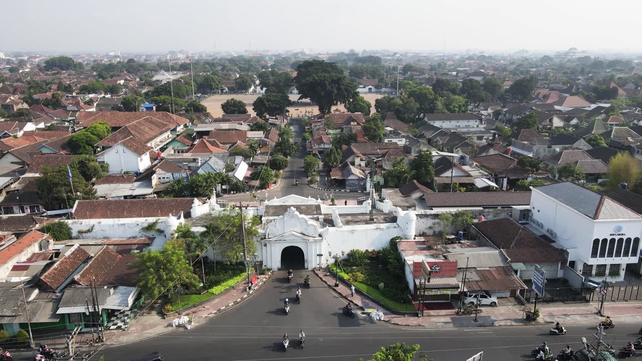 Bidikan drone atau pemandangan udara, Plengkung Gading atau Plengkung Nirbaya adalah bangunan bersejarah di gerbang Keraton Yogyakarta