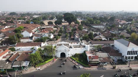 Drone-shot-or-aerial-view,-Plengkung-gading-or-Plengkung-Nirbaya-is-a-historic-building-at-the-gate-of-the-Yogyakarta-palace