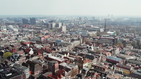 Blick-Auf-Die-Stadt-Mit-Sint-Martinusparochie-Groningen-In-Groningen,-Niederlande---Drohnenaufnahme