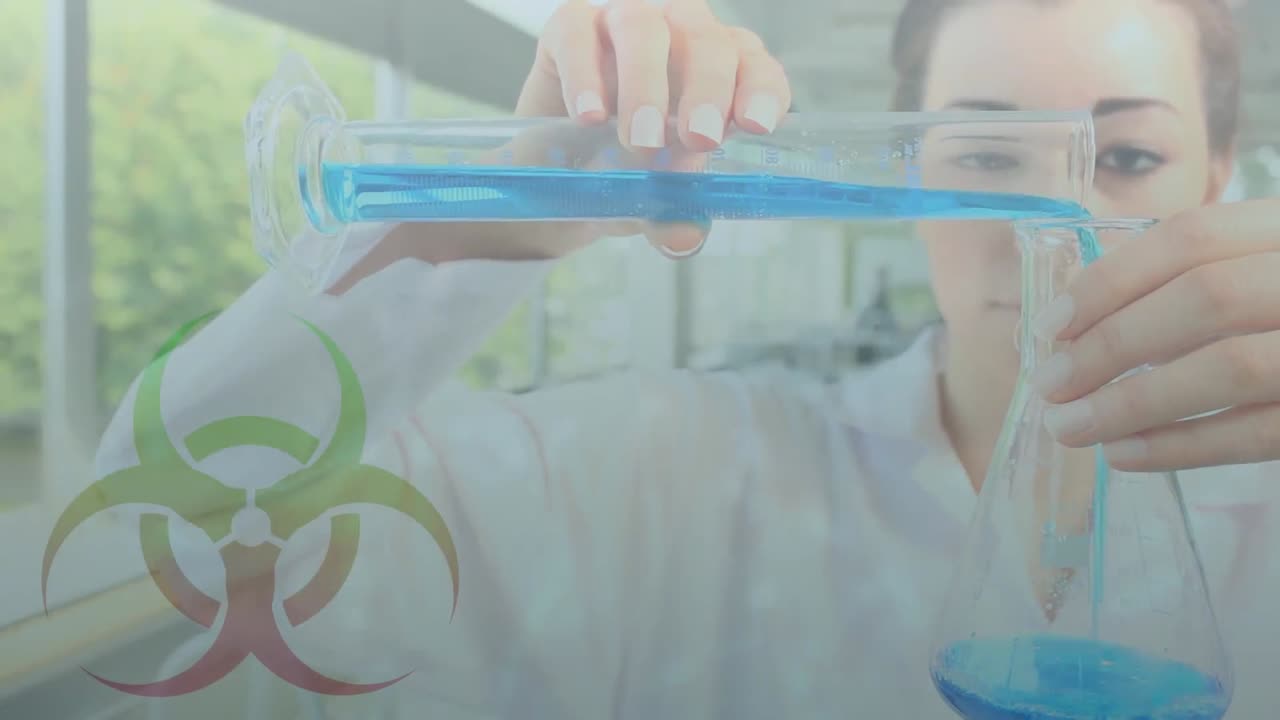 signo de peligro para la salud y covid-19 se extiende sobre el científico vertiendo líquido azul en un vaso