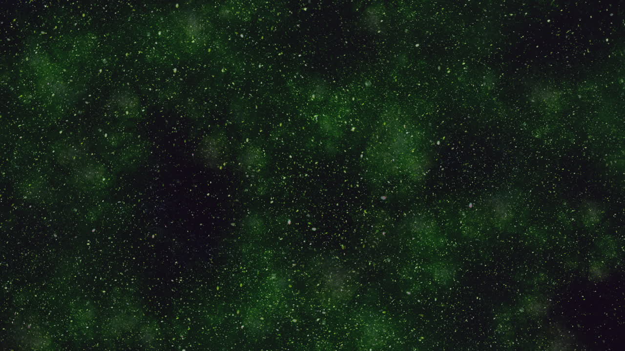 Universo oscuro con polvo cósmico flotante y destellos, con nubes verdes.