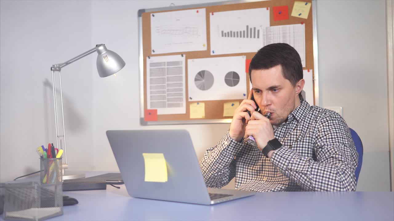 hombre trabajando en la oficina