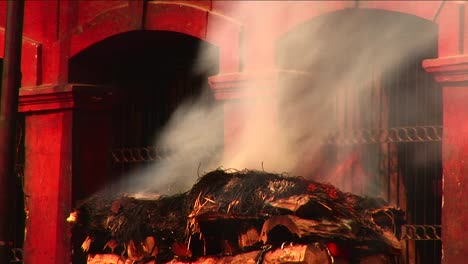 Zeremonielles-Feuer-Aus-Dem-Tempel-In-Nepal