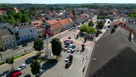 mistelbach, niederösterreich, austria - plaza de la ciudad - panorámica aérea a la izquierda