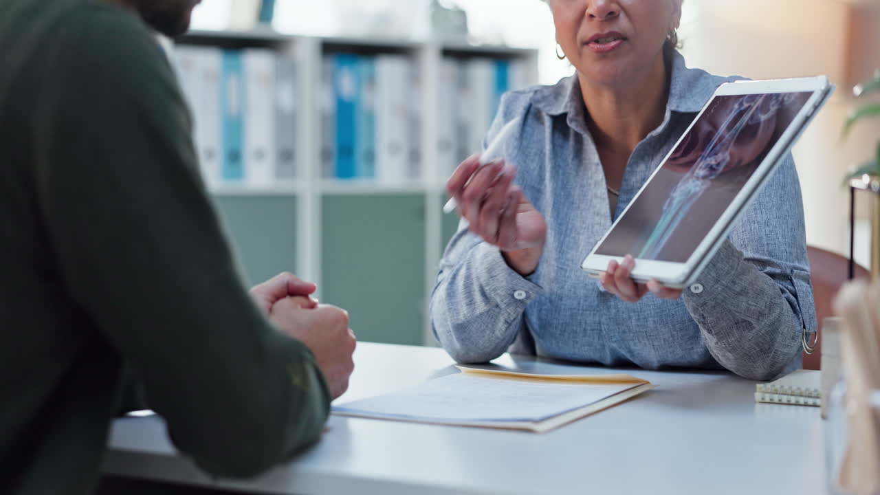 el médico discutiendo la radiografía con el paciente
