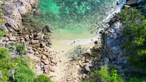 Frau-Am-Strand-Einsame-Trauminsel