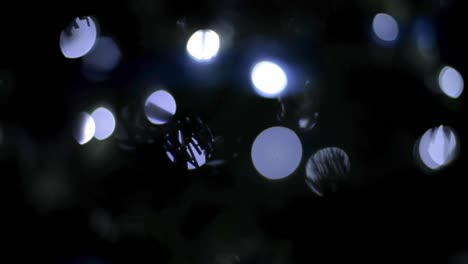 hermosas luces bokeh azules brillantes con un fondo negro parpadeando