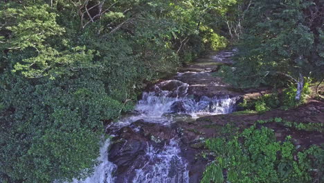 toma aérea de la cresta de una cascada en la meseta de chorcha, chiriquí, panamá