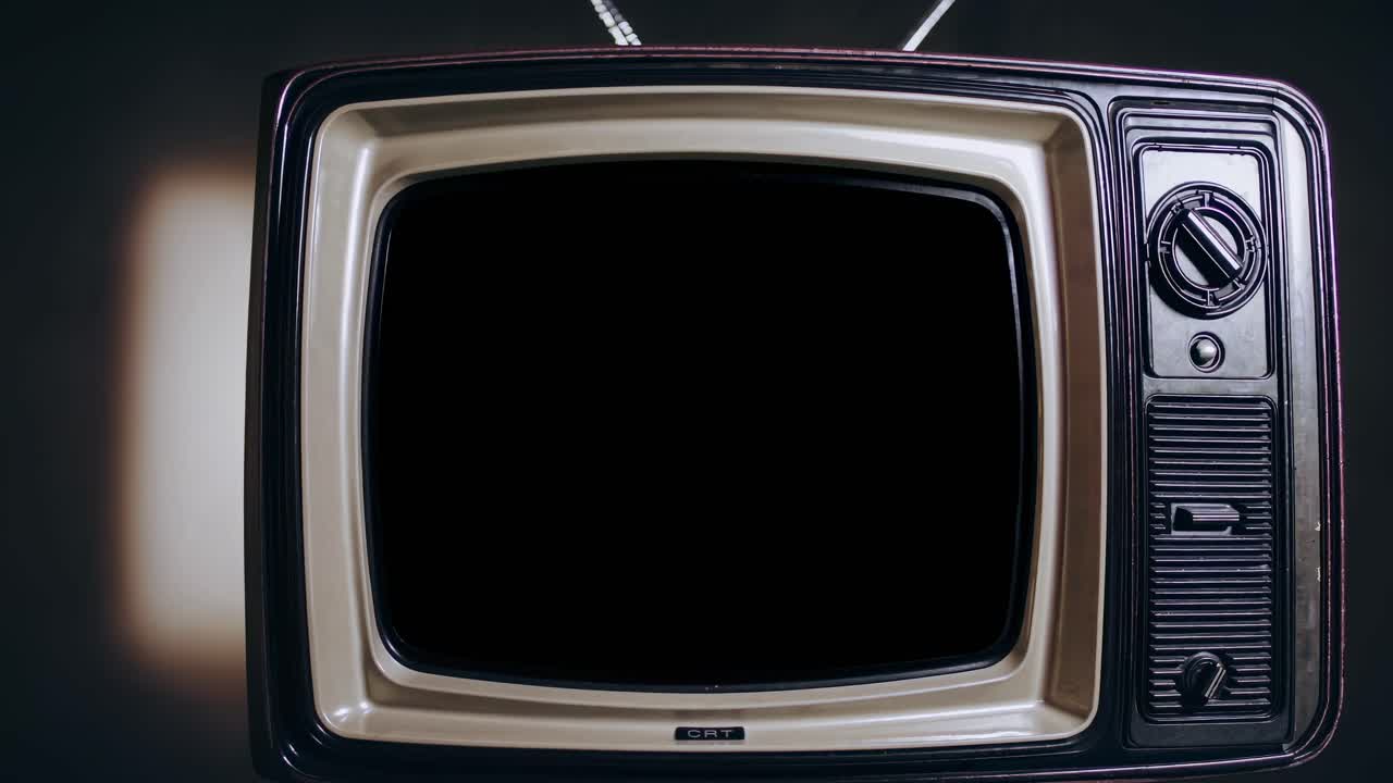 TV vintage con rumore statico, ripresa da un angolo frontale