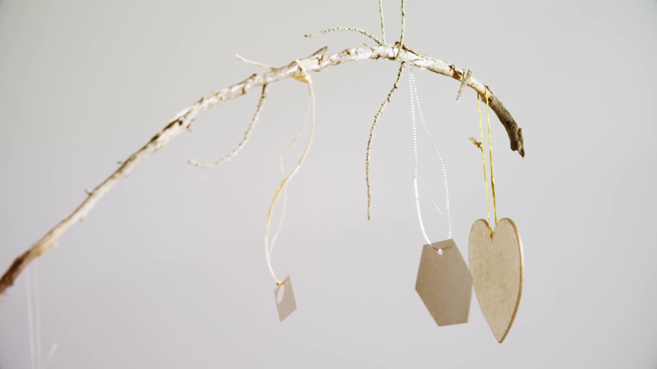 сварщица, использующая пылесос на стержне 4к