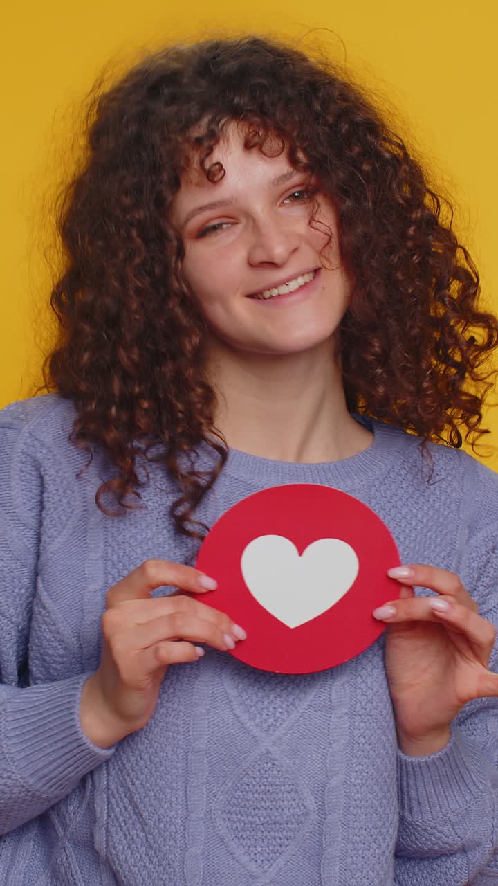 Mulher mostra ouvir bandeira inscrição concorda com algo dá resposta positiva recomenda gosta bem