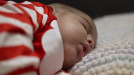 Primer-Plano-De-Un-Adorable-Bebé-Indio-De-2-Meses-Durmiendo-En-Una-Manta