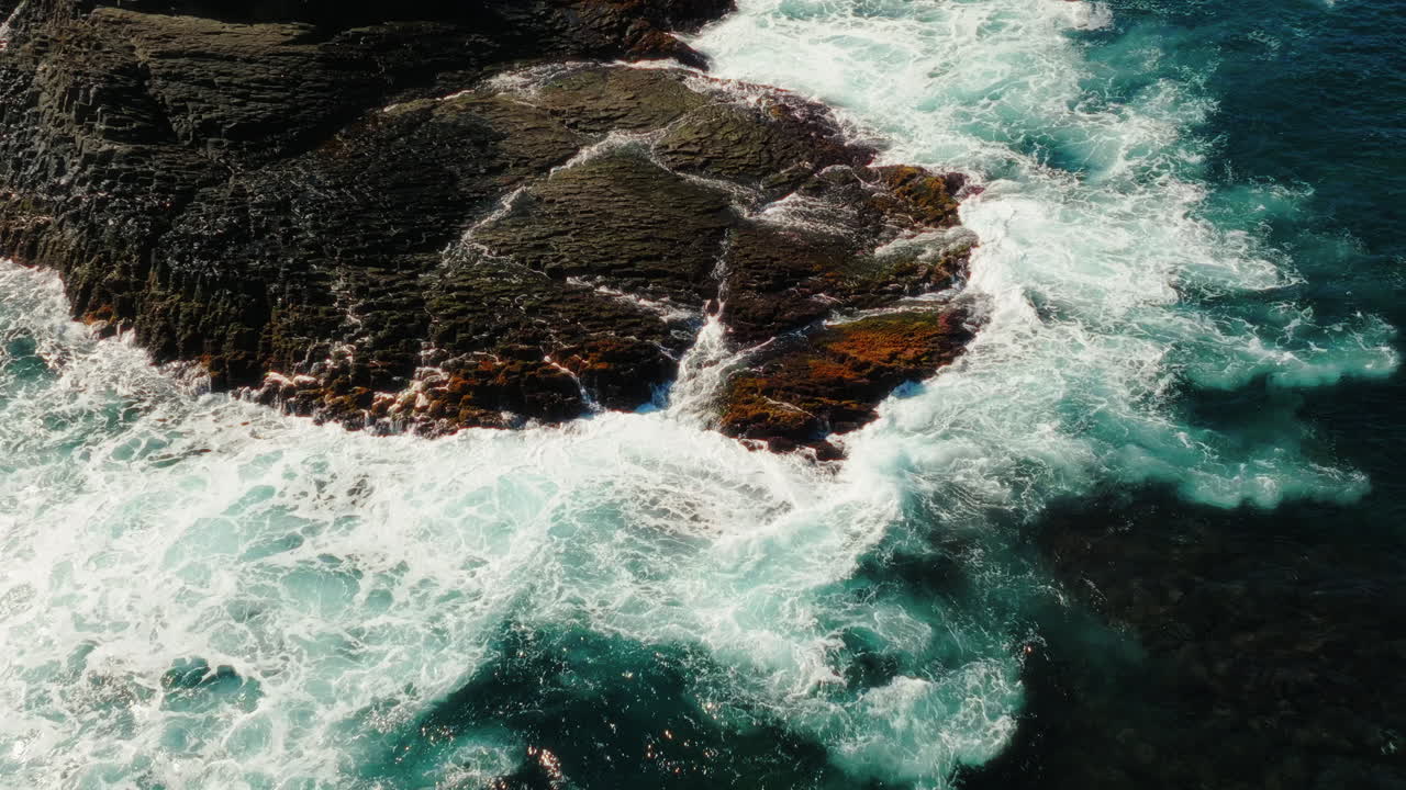 Vista aerea delle maree oceaniche che colpiscono le rocce a Gran Canaria in Spagna. Acqua turchese.