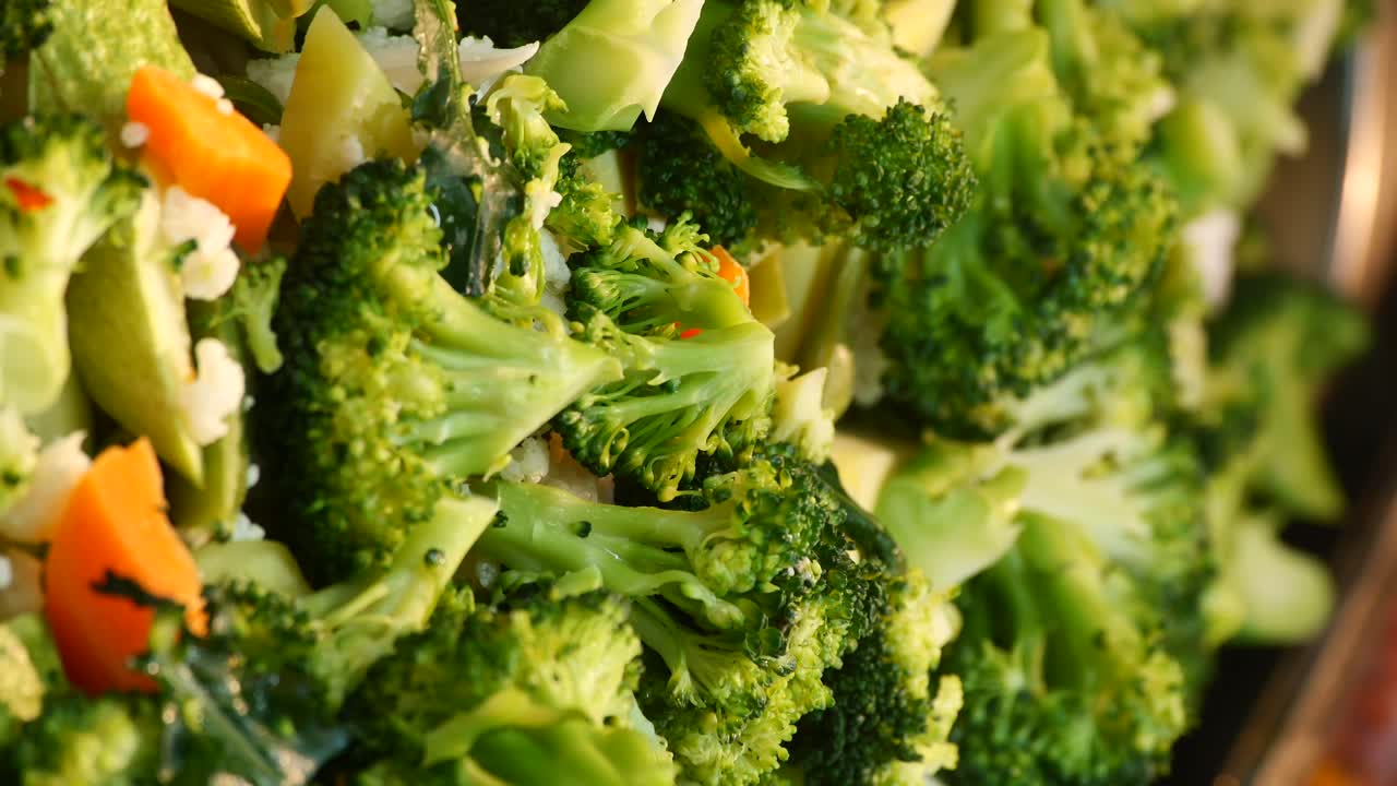 Primo piano di broccoli freschi e verdure miste mescolati