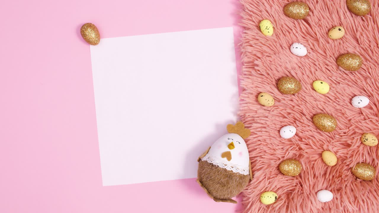 파스텔 분홍색 배경에 달과 모피와 종이 카드 노트와 함께 부활절 금 화려한 배열.