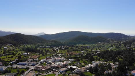 Panorámica-De-180-Grados-Con-Un-Dron-Sobre-El-Pueblo-Y-Los-Campos-En-Ibiza