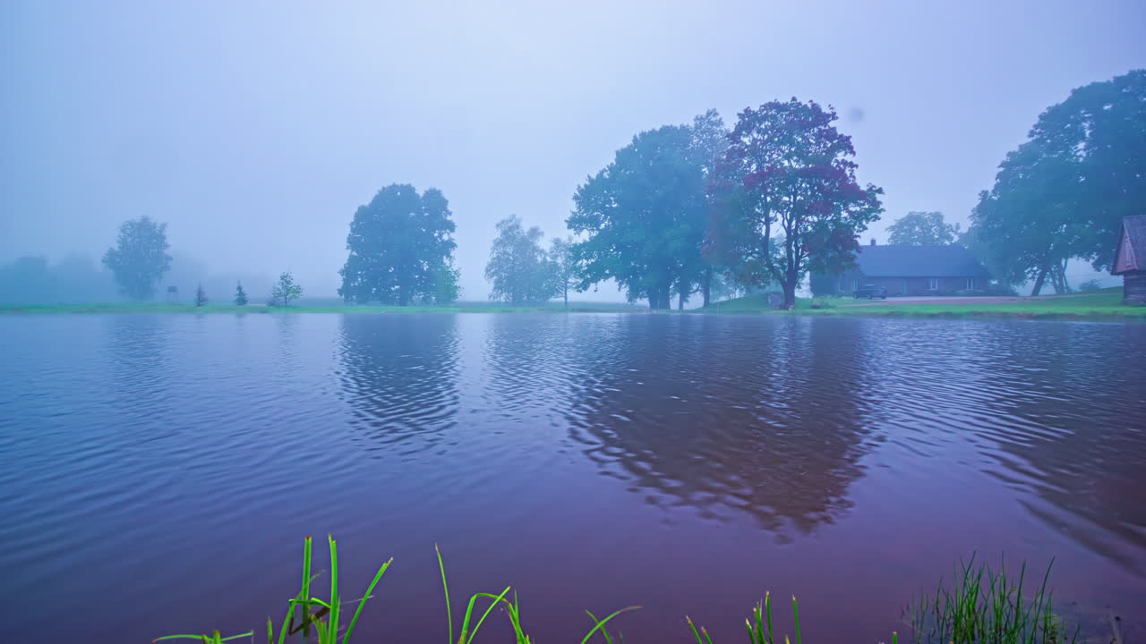 시골 지역에 있는 매우 구름이 많은 날에 해가 뜨는 시간의 흐름
