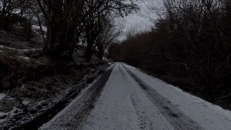 Schneebedeckte-Ländliche-Landstraße-Bei-Rutschigen-Winterbedingungen-Am-Frostigen-Morgen-Fahren