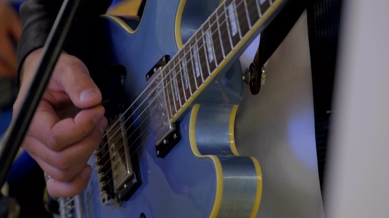 hombre tocando la guitarra, mano en primer plano