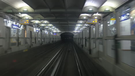 tren subterráneo sin motor llegando a la estación