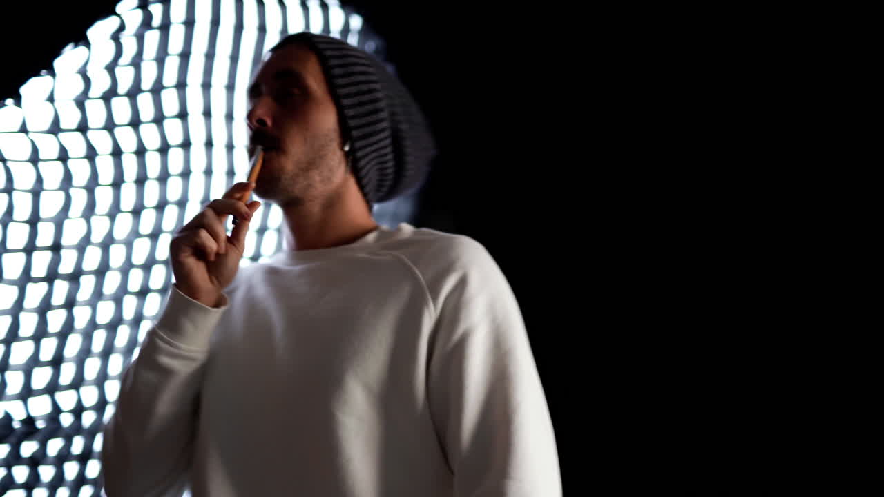 joven influyente masculino moderno pensando en cómo desarrollar nuevas ideas en su estación de estudio de trabajo profesional tecnológico cuando de repente se encendió una luz en su cabeza