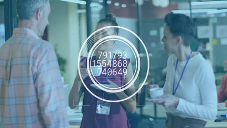 Animación-De-Datos-De-Procesamiento-De-Escáner-Circular-Sobre-Colegas-Caucásicos-Felices-En-Una-Oficina-Informal