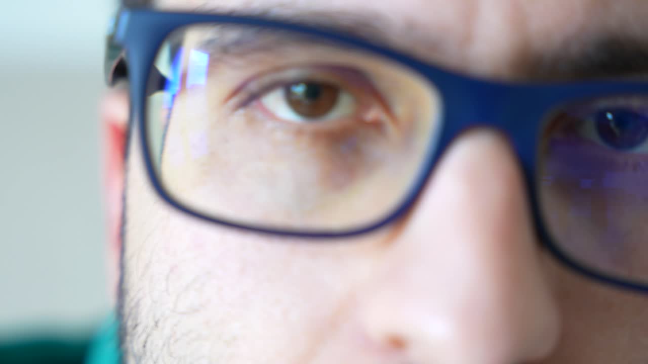 tiro de panorámica de primer plano extremo de ojos de hombre blanco con gafas