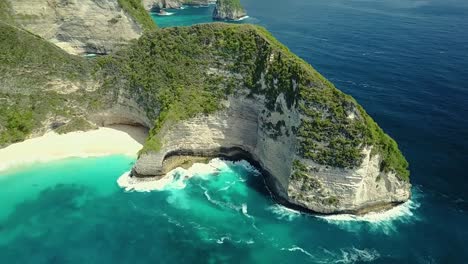 Drone-circling-KelingKing-Beach-in-Nusa-Penida,-Bali,-Indonesia