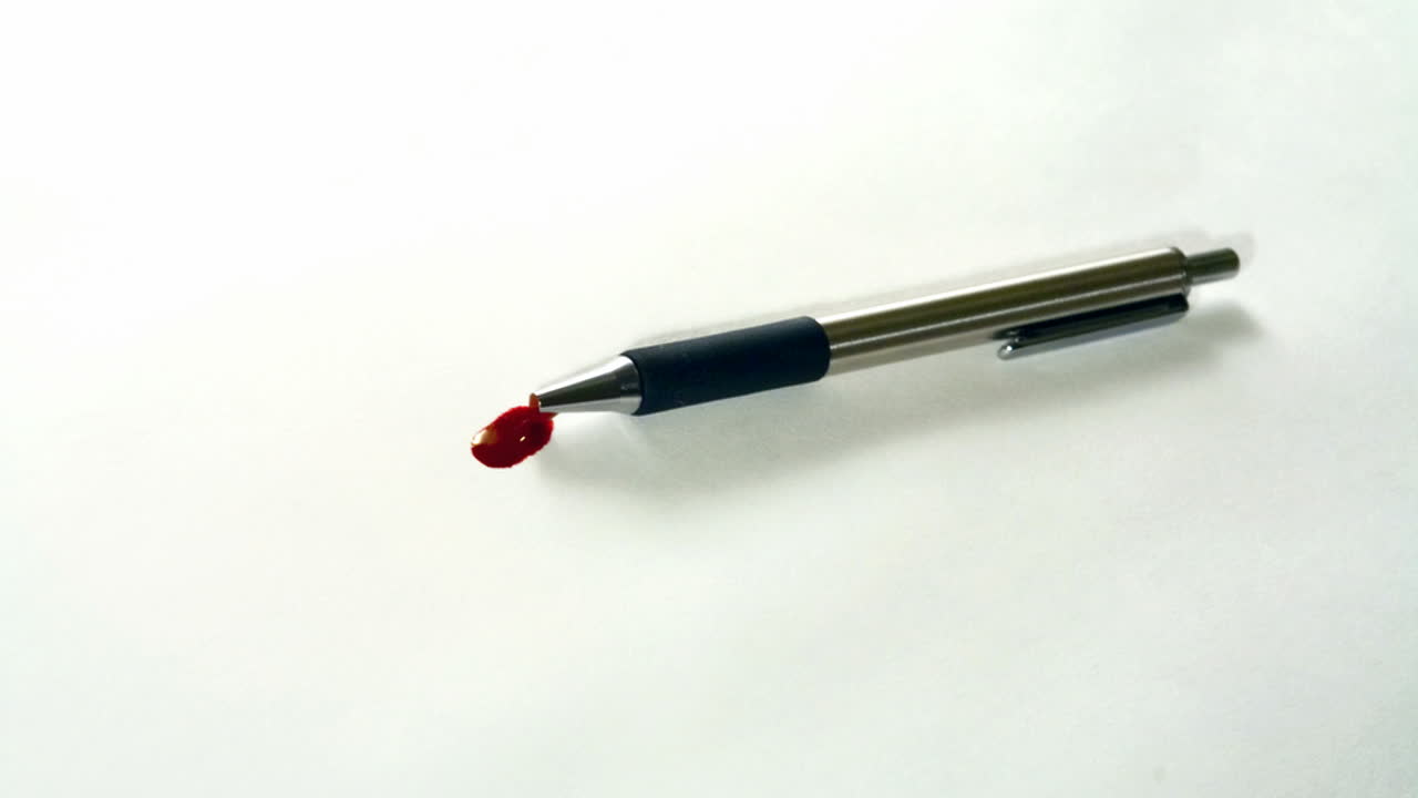 빨간 잉크가 번지는 펜의 시간 경과