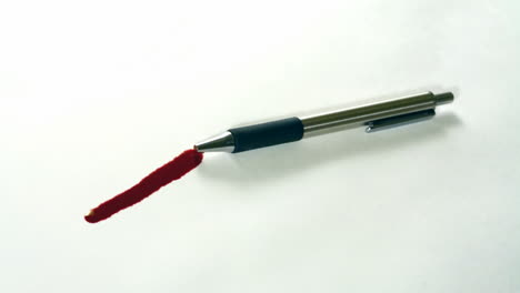 lapso de tiempo de una pluma sangrando tinta roja