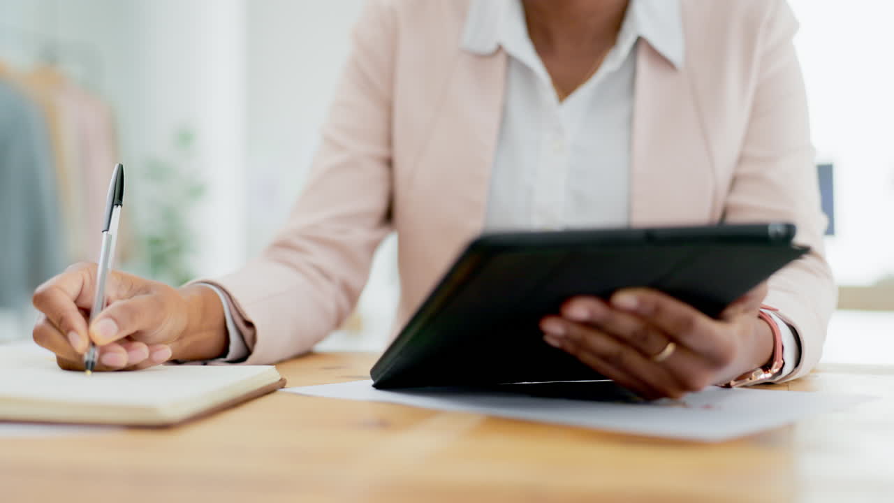 escritura, tableta y manos de mujer negra