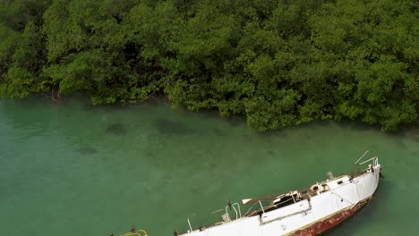 naufragio abandonado de un yate en las aguas turquesas de la costa de arrecifes de coral de panamá