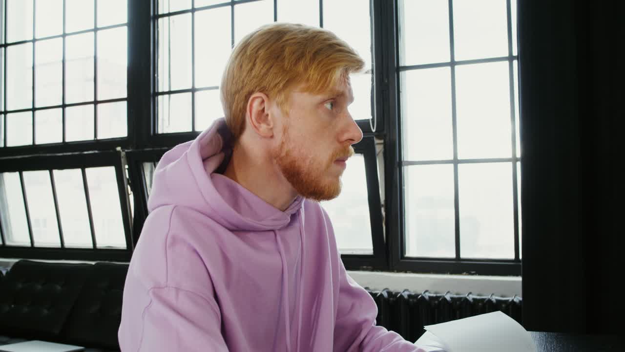 현대적 인 가정 사무실 에서 컴퓨터 를 사용 하는 사람