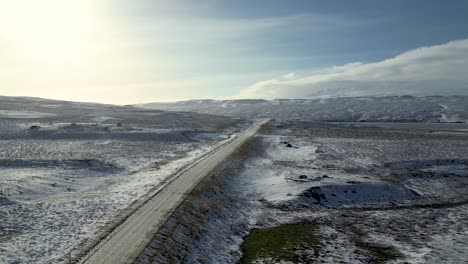 Autobahnstraße-In-Der-Verschneiten-Landschaft-Islands---Luftflug-Ohne-Menschen