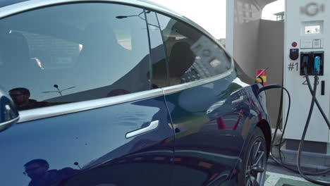 carga de automóviles eléctricos en una estación