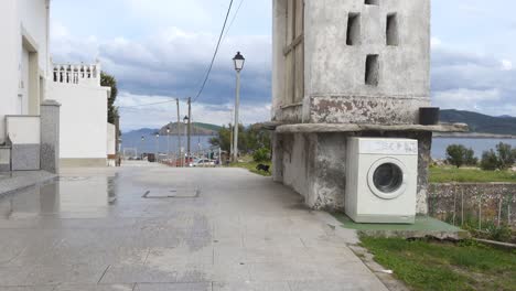 caminando por el pueblo estaca de bares, horreo y gato en la entrada principal, galiza en un día nublado, pueblo costero con sony rx100 va