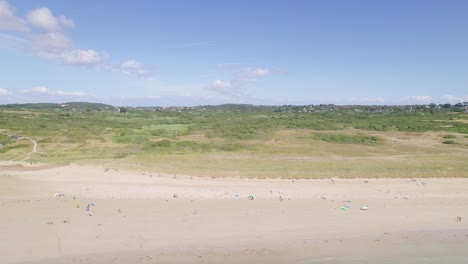 Goulien-beach-and-surfers-in-Brittany,-France