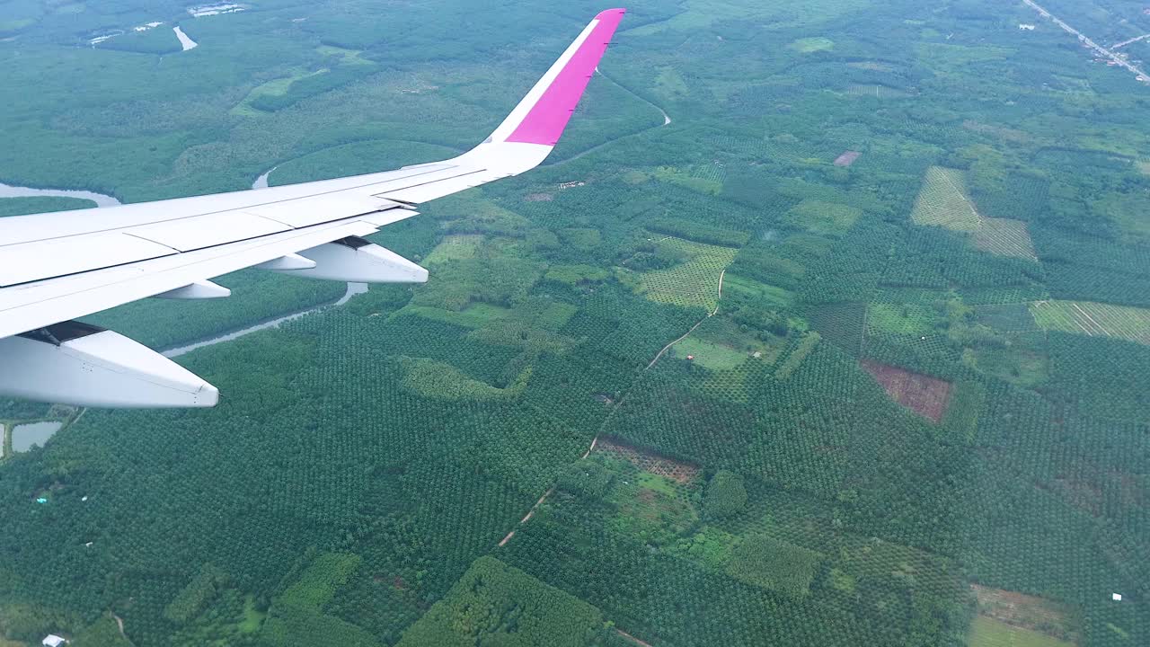 Flyperspektiv over et tropisk landskab