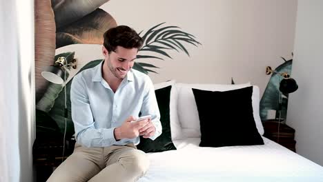joven alegre usando un teléfono inteligente
