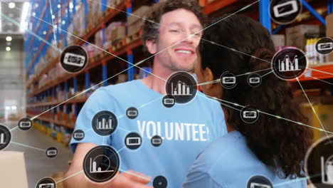 animación de una red de iconos digitales sobre diversos voluntarios y voluntarias discutiendo en el almacén