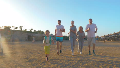 Familia-Deportiva-Corriendo-En-La-Playa