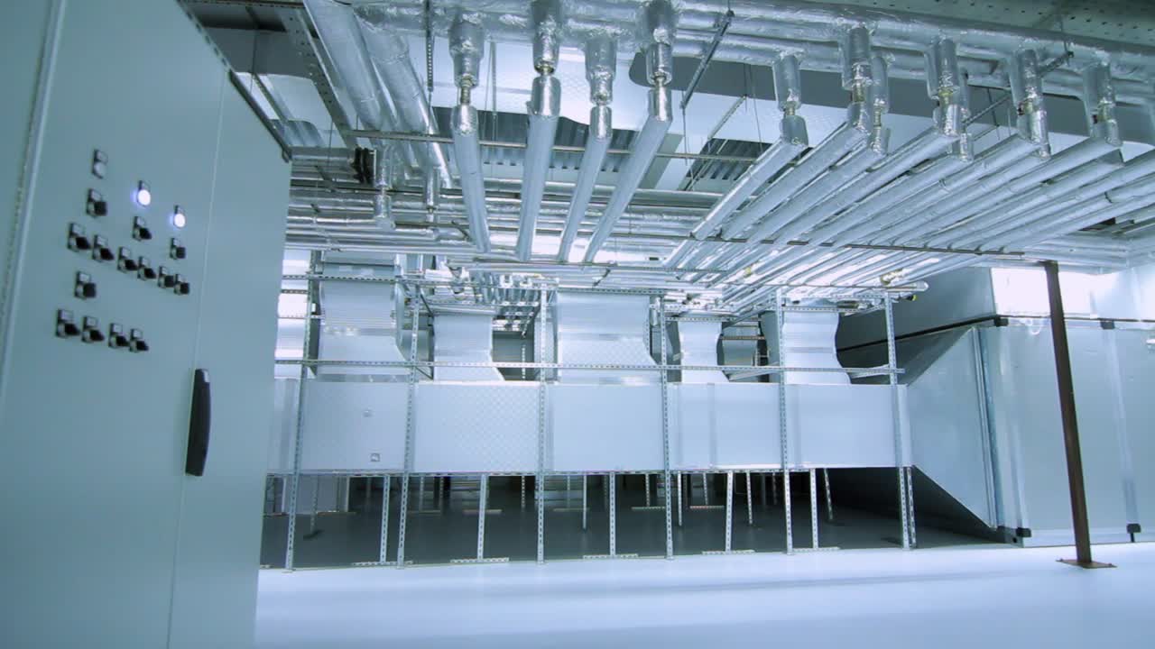 equipo moderno de la fábrica industrial. tuberías, sistema de ventilación de aire