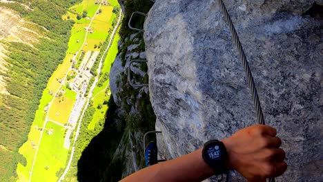 a una altitud de 800 m tienes la vista a través de los ojos de un escalador caminando por los escalones metálicos de la vía ferrata mürren - grimmelwald