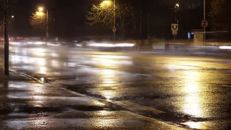 escena callejera de una noche lluviosa