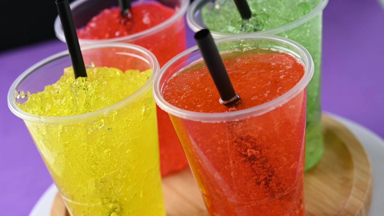 Raspadinhas de frutas coloridas girando.