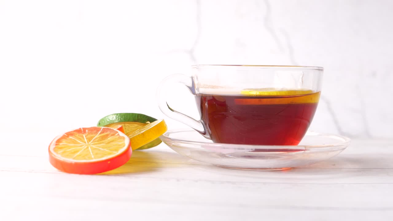 레몬 과 라임 조각 을 은 차 한 잔